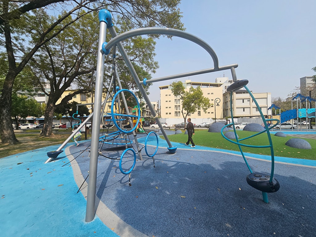 【台中特色公園】淨水溜滑梯~綠川水淨樂園|截流冒險組|飛碟轉盤|旋轉椅|小屋溜滑梯|臺中美樂地 - 第15張圖 【台中特色公園】淨水溜滑梯~綠川水淨樂園|截流冒險組|飛碟轉盤|旋轉椅|小屋溜滑梯|臺中美樂地