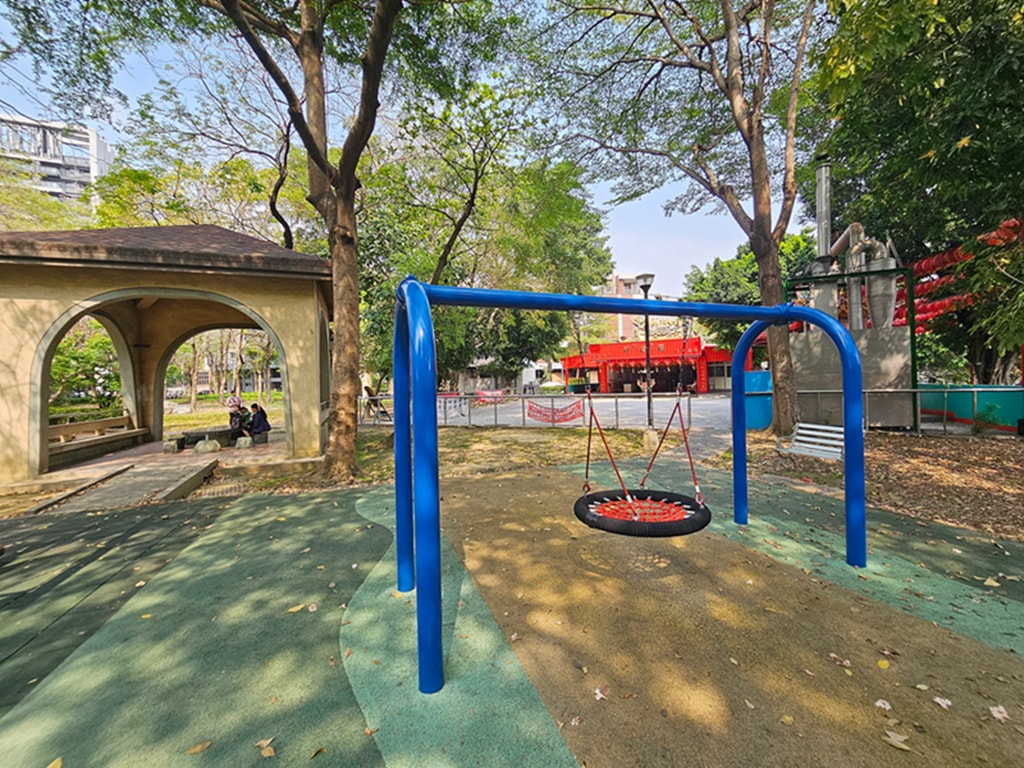 【台中特色公園】小山丘溜滑梯~南區南平公園｜原木攀爬架｜繩網步道&圓形隧道｜鳥巢鞦韆｜臺中美樂地