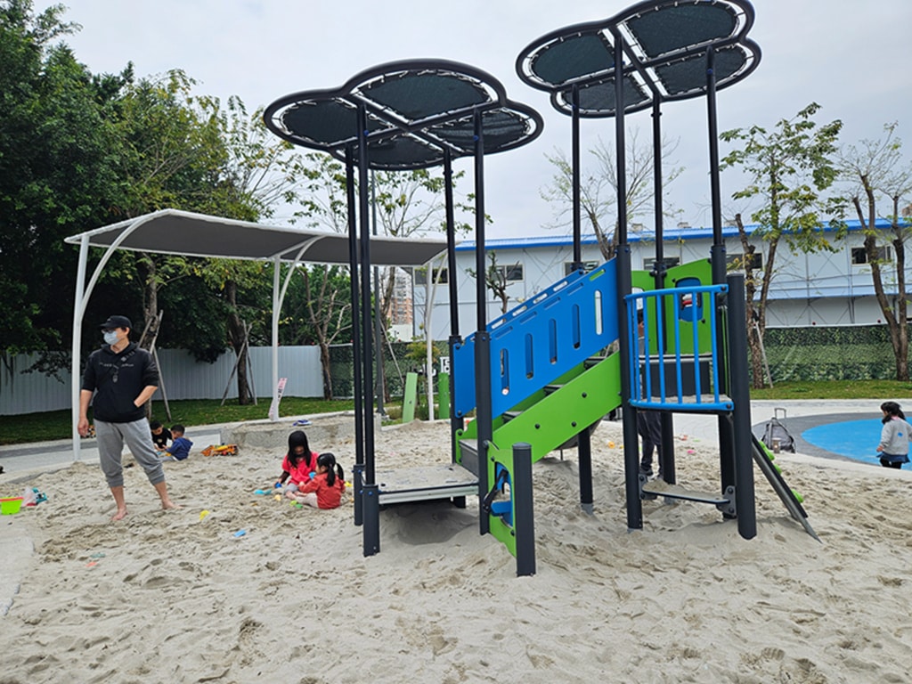 【台中特色公園】豬主題特色遊戲場~北區豬事圓滿公園|攀爬滑梯+旋轉盤親子放電好去處|多功能體健區|必打卡地標|臺中美樂地 - 第15張圖 【台中特色公園】豬主題特色遊戲場~北區豬事圓滿公園|攀爬滑梯+旋轉盤親子放電好去處|多功能體健區|必打卡地標|臺中美樂地