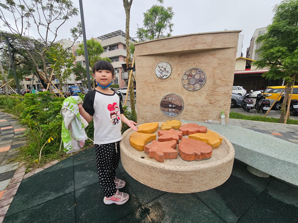 【台中特色公園】迷你鐵道遊戲場~東區公兒30振興公園｜彩色活動地墊＋火車鐵軌主題｜磨石子溜滑梯 & 攀爬牆｜沙坑＆水管涵洞｜臺中美樂地