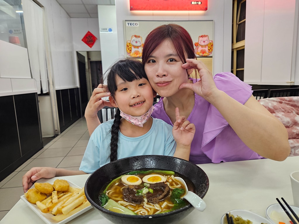 【台中小吃美食】台中南區美食~清一色牛肉麵興大店｜珍珠奶茶喝到飽｜🍛 炸物＋咖哩飯隱藏版吃法