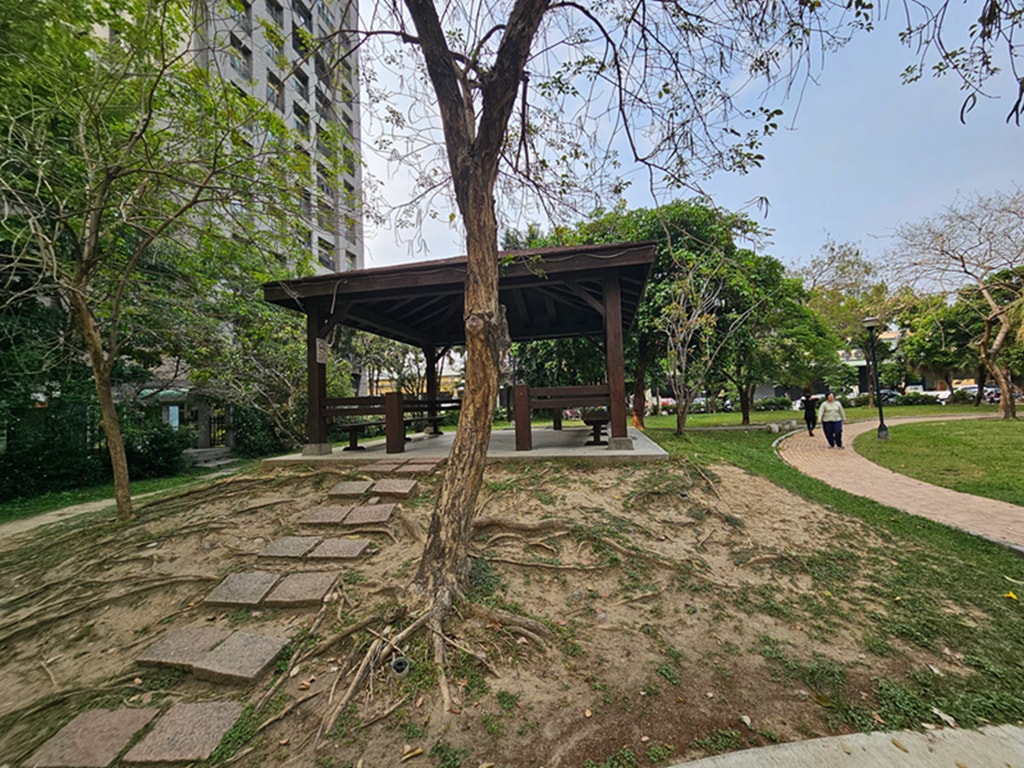 【台中特色公園】複合式主體遊具溜滑梯~南區樹仁公園|滾木獨木橋遊具|攀爬網挑戰區|臺中美樂地 - 第16張圖 【台中特色公園】複合式主體遊具溜滑梯~南區樹仁公園|滾木獨木橋遊具|攀爬網挑戰區|臺中美樂地