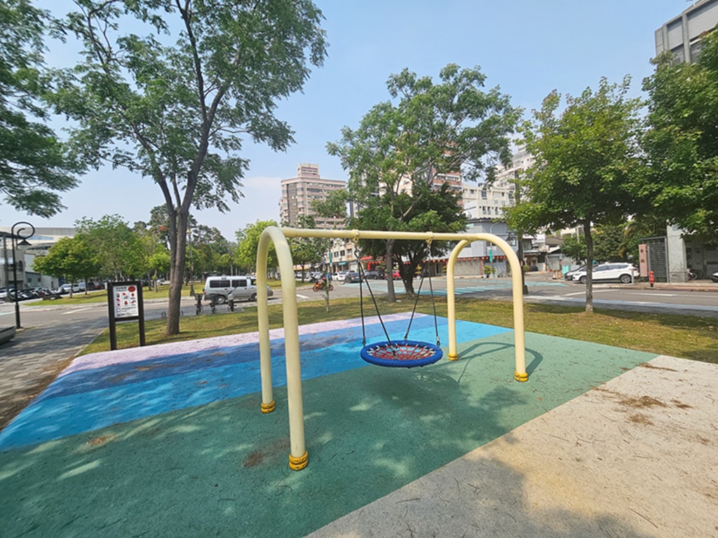 【台中特色公園】淨水溜滑梯~綠川水淨樂園|截流冒險組|飛碟轉盤|旋轉椅|小屋溜滑梯|臺中美樂地 - 第16張圖 【台中特色公園】淨水溜滑梯~綠川水淨樂園|截流冒險組|飛碟轉盤|旋轉椅|小屋溜滑梯|臺中美樂地