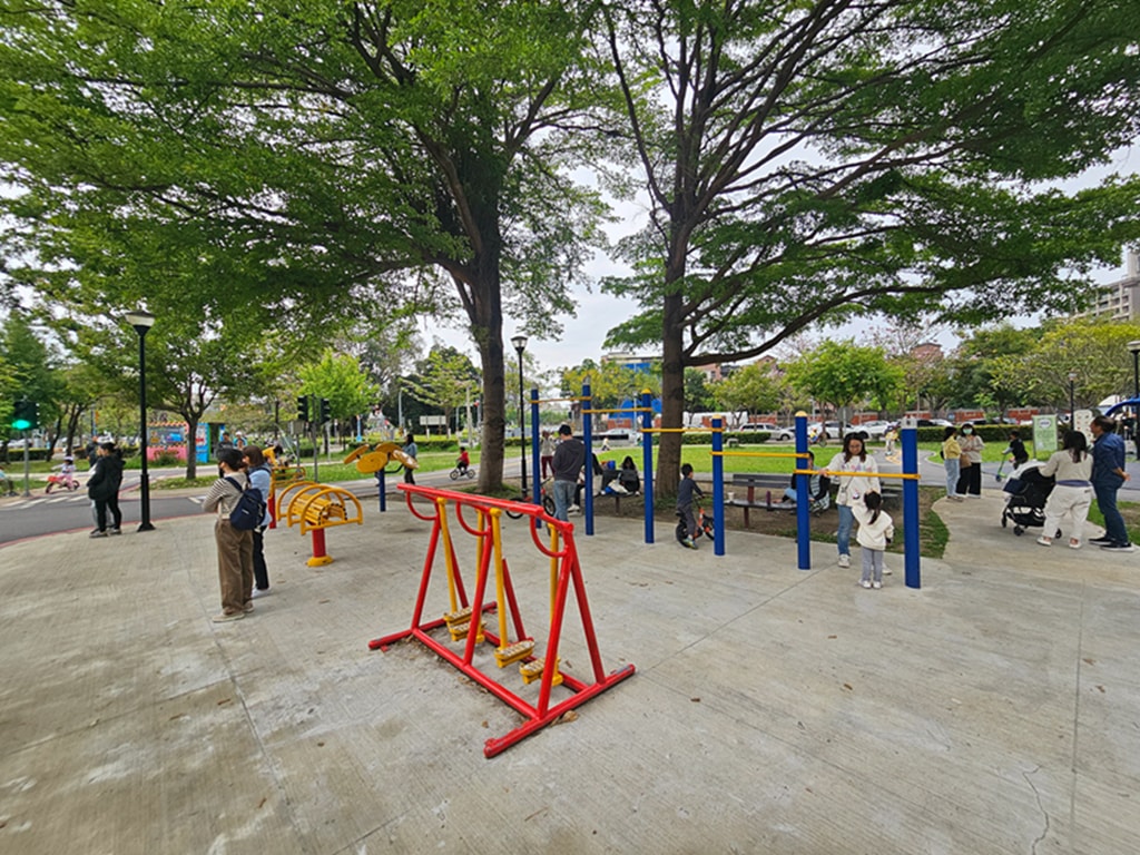 【台中特色公園】交通主題遊戲場 🚦~東區泉源兒童交通公園｜🚲 迷你道路系統｜大型車視野死角體驗區｜旋轉飛椅｜臺中美樂地
