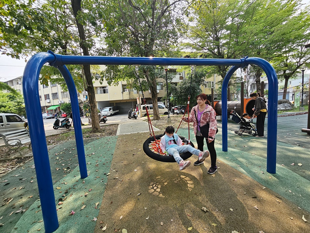 【台中特色公園】小山丘溜滑梯~南區南平公園｜原木攀爬架｜繩網步道&圓形隧道｜鳥巢鞦韆｜臺中美樂地