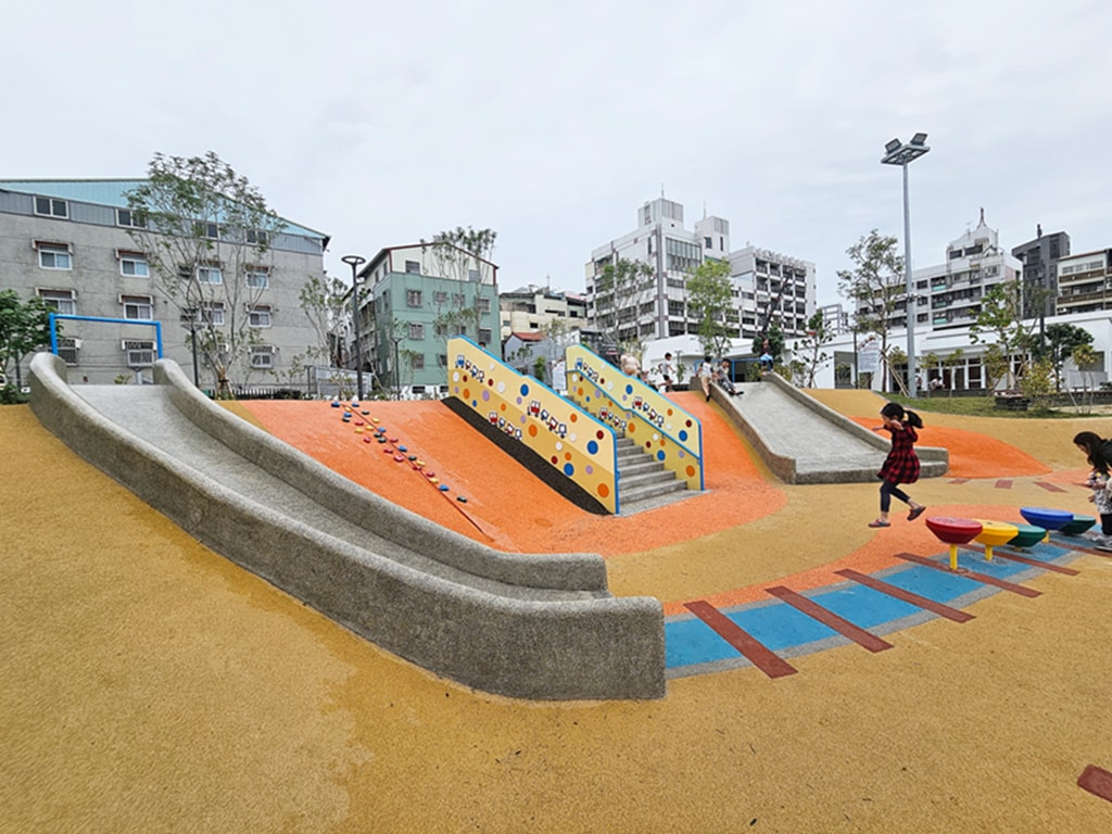 【台中特色公園】迷你鐵道遊戲場~東區公兒30振興公園｜彩色活動地墊＋火車鐵軌主題｜磨石子溜滑梯 & 攀爬牆｜沙坑＆水管涵洞｜臺中美樂地