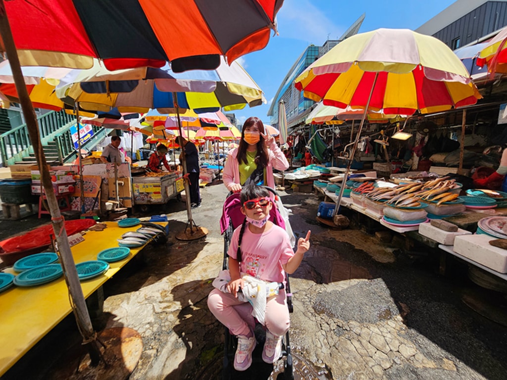 【韓國釜山景點】海港城市最熱鬧的海鮮天堂~釜山札嘎其市場 자갈치시장│彩色雨傘下海鮮市場│活章魚料理│綜合貝類拼盤一次滿足 - 第17張圖 【韓國釜山景點】海港城市最熱鬧的海鮮天堂~釜山札嘎其市場 자갈치시장│彩色雨傘下海鮮市場│活章魚料理│綜合貝類拼盤一次滿足