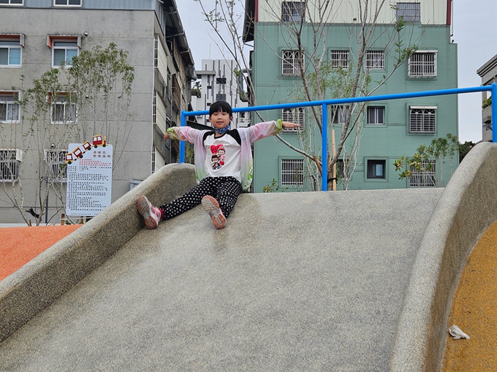 【台中特色公園】迷你鐵道遊戲場~東區公兒30振興公園｜彩色活動地墊＋火車鐵軌主題｜磨石子溜滑梯 & 攀爬牆｜沙坑＆水管涵洞｜臺中美樂地