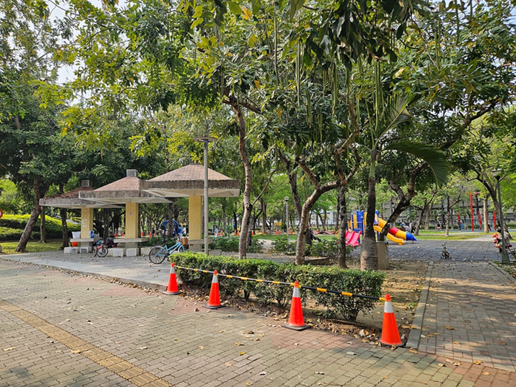 【台中特色公園】彩色溜滑梯遊戲區~南區健康公園｜鳥巢型圓盤鞦韆｜大型攀爬網設施｜臺中美樂地