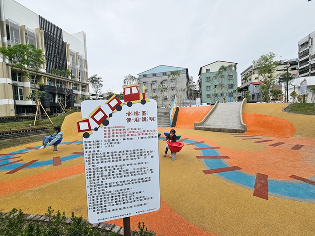【台中特色公園】迷你鐵道遊戲場~東區公兒30振興公園｜彩色活動地墊＋火車鐵軌主題｜磨石子溜滑梯 & 攀爬牆｜沙坑＆水管涵洞｜臺中美樂地