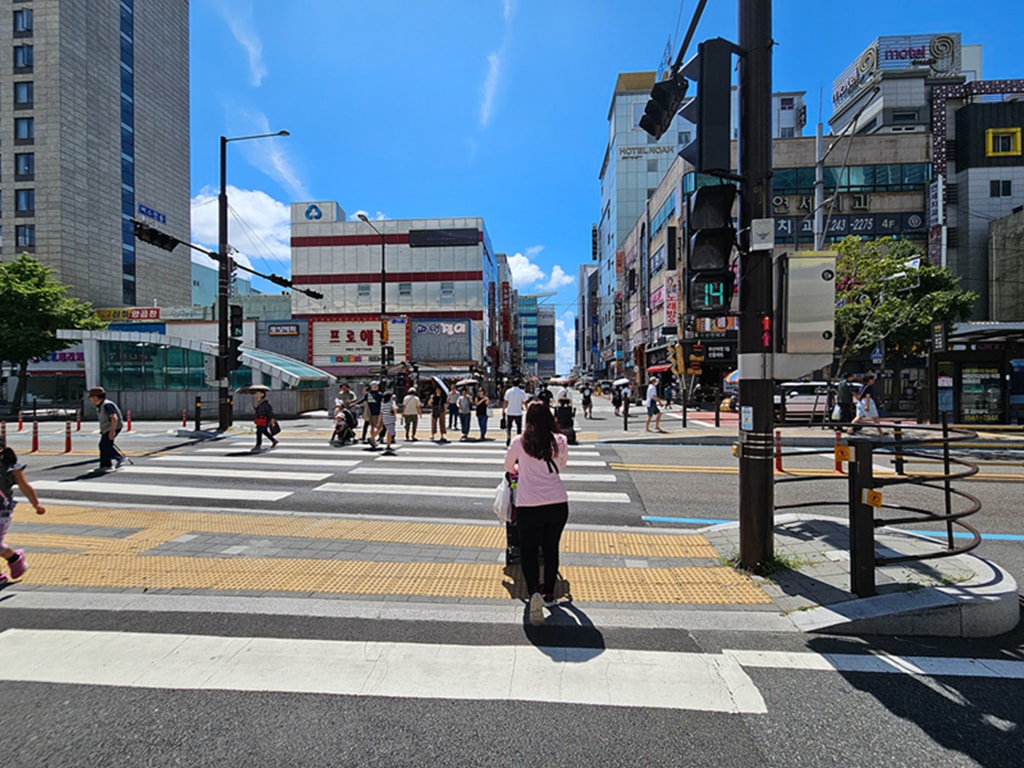 【韓國釜山景點】海港城市最熱鬧的海鮮天堂~釜山札嘎其市場 자갈치시장│彩色雨傘下海鮮市場│活章魚料理│綜合貝類拼盤一次滿足