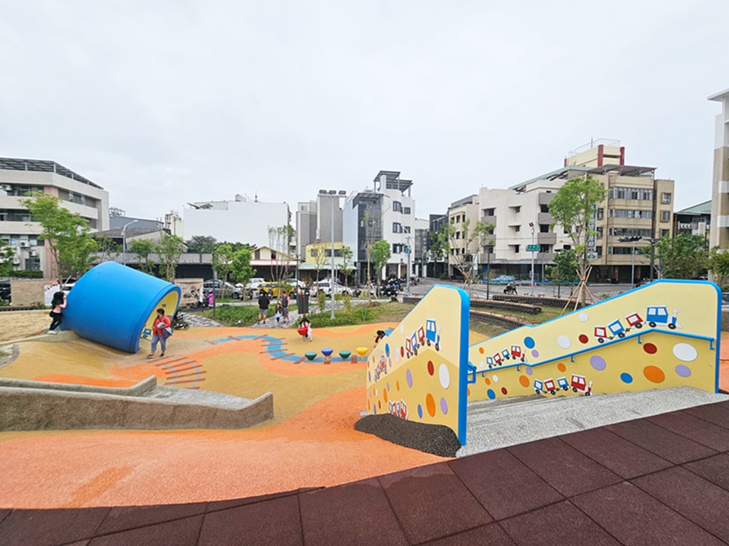 【台中特色公園】迷你鐵道遊戲場~東區公兒30振興公園｜彩色活動地墊＋火車鐵軌主題｜磨石子溜滑梯 & 攀爬牆｜沙坑＆水管涵洞｜臺中美樂地