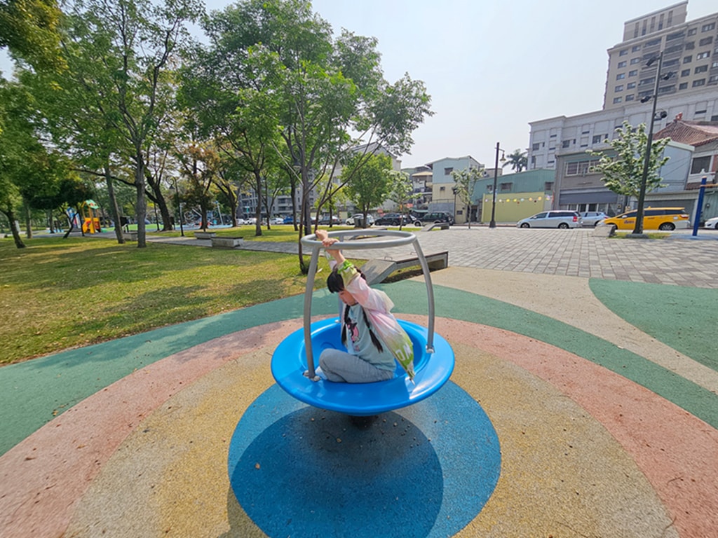 【台中特色公園】淨水溜滑梯~綠川水淨樂園｜截流冒險組｜飛碟轉盤｜旋轉椅｜小屋溜滑梯｜臺中美樂地