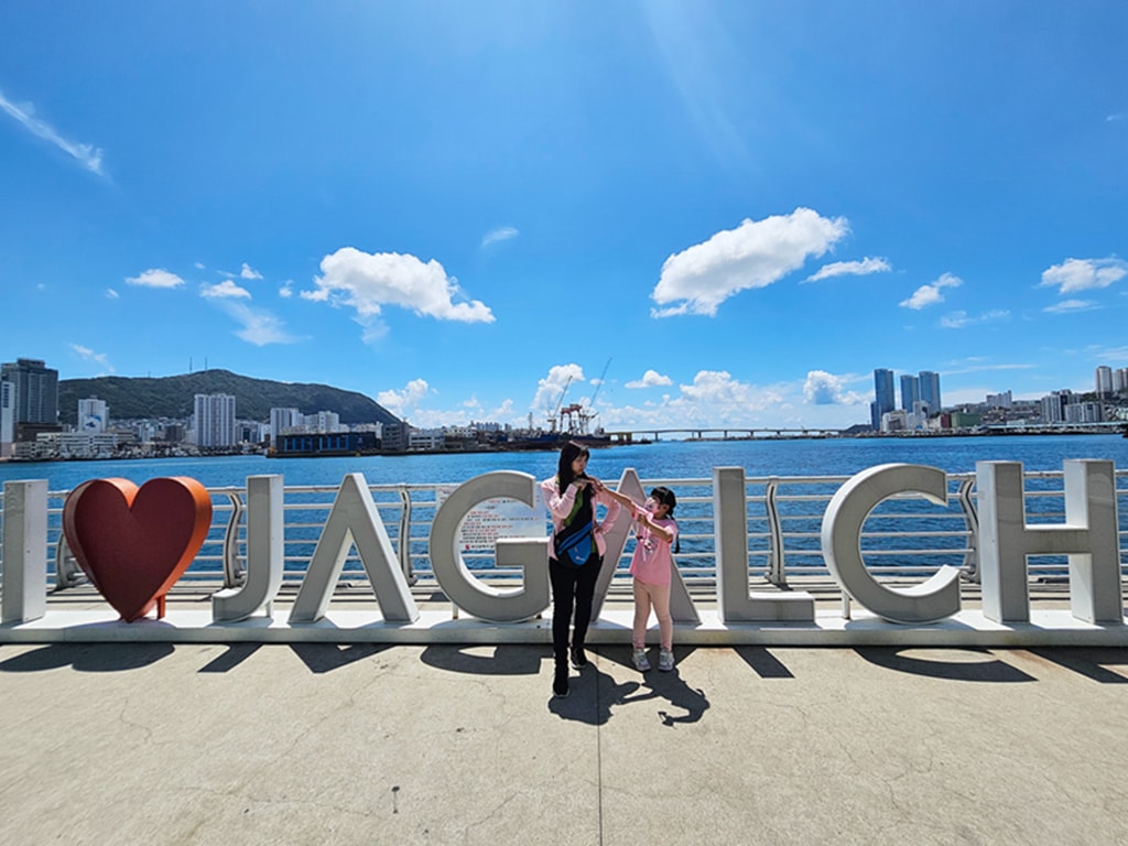 【韓國釜山景點】海港景觀平台釜山港~札嘎其市場展望台(자갈치전망대)│I ❤️ JAGALCHI打卡地標│海鷗未來郵筒│可愛的月亮拍照座椅