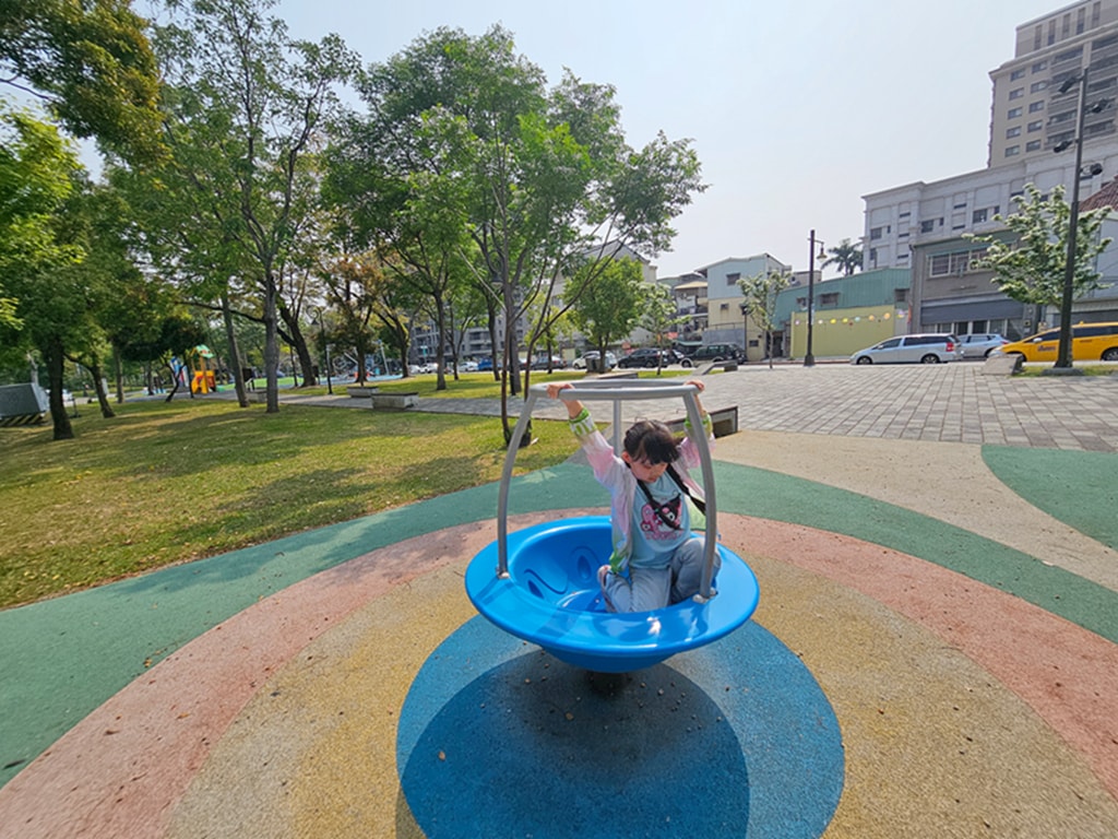 【台中特色公園】淨水溜滑梯~綠川水淨樂園|截流冒險組|飛碟轉盤|旋轉椅|小屋溜滑梯|臺中美樂地 - 第20張圖 【台中特色公園】淨水溜滑梯~綠川水淨樂園|截流冒險組|飛碟轉盤|旋轉椅|小屋溜滑梯|臺中美樂地