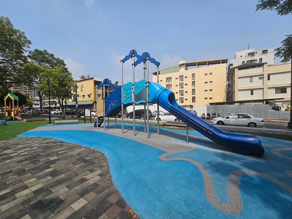 【台中特色公園】淨水溜滑梯~綠川水淨樂園｜截流冒險組｜飛碟轉盤｜旋轉椅｜小屋溜滑梯｜臺中美樂地