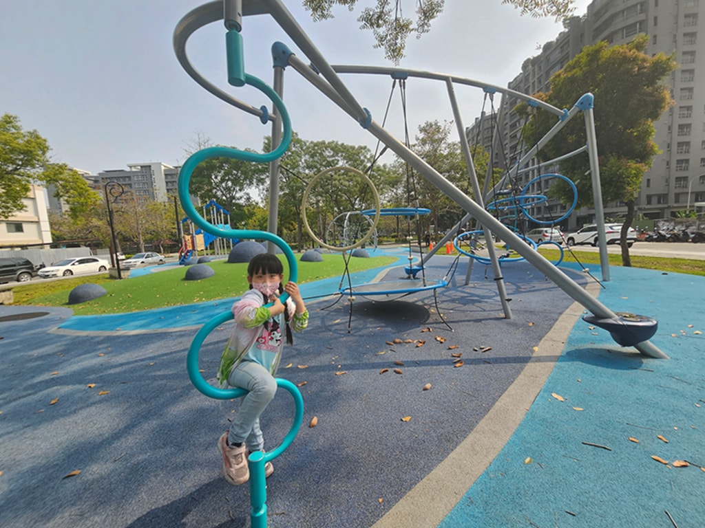 【台中特色公園】淨水溜滑梯~綠川水淨樂園｜截流冒險組｜飛碟轉盤｜旋轉椅｜小屋溜滑梯｜臺中美樂地
