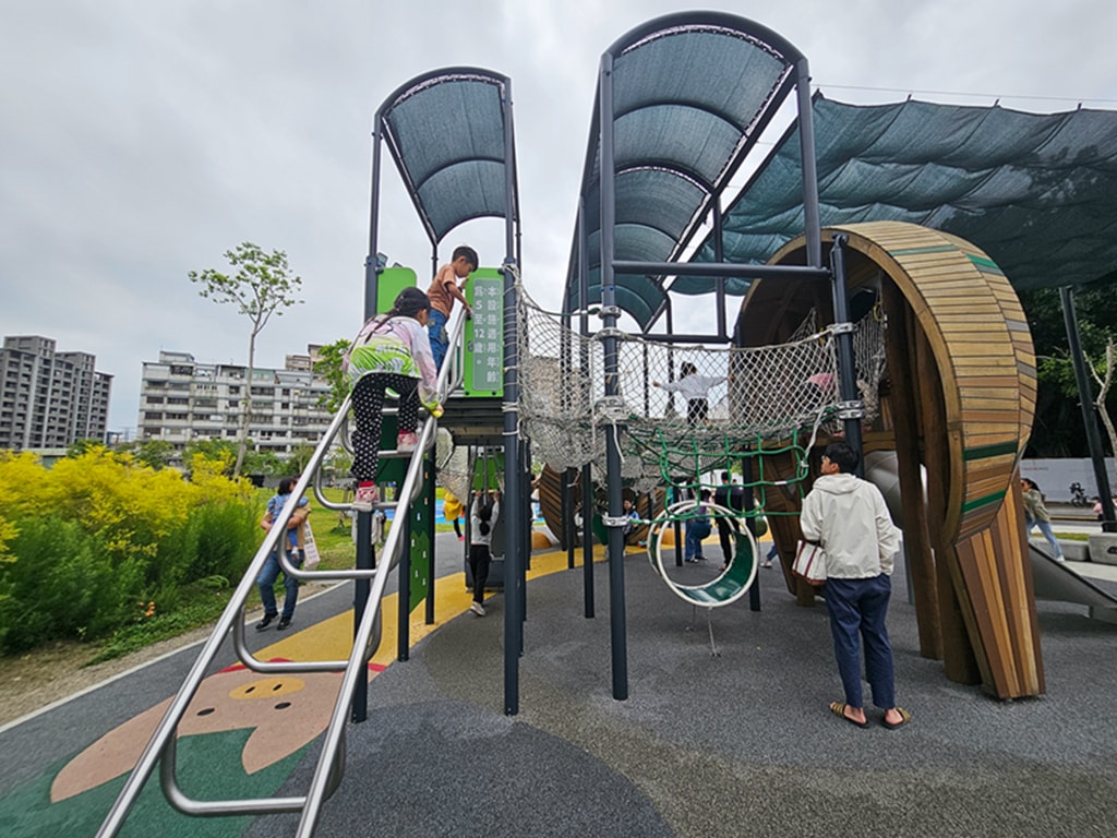 【台中特色公園】豬主題特色遊戲場~北區豬事圓滿公園|攀爬滑梯+旋轉盤親子放電好去處|多功能體健區|必打卡地標|臺中美樂地 - 第22張圖 【台中特色公園】豬主題特色遊戲場~北區豬事圓滿公園|攀爬滑梯+旋轉盤親子放電好去處|多功能體健區|必打卡地標|臺中美樂地