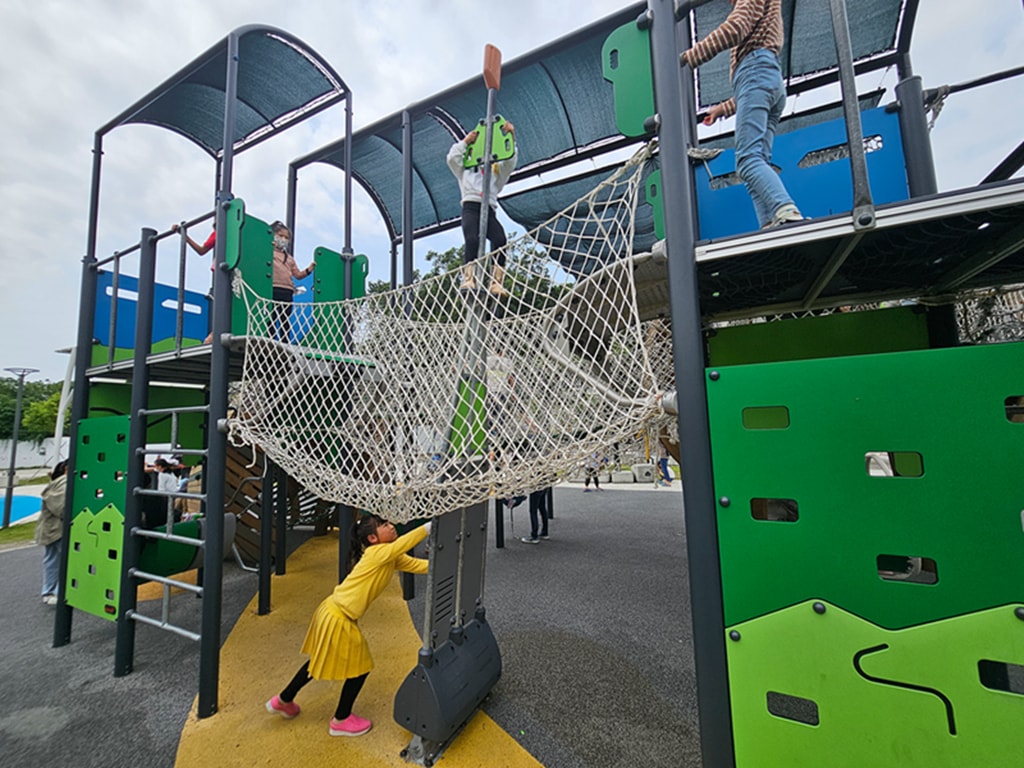 【台中特色公園】豬主題特色遊戲場~北區豬事圓滿公園|攀爬滑梯+旋轉盤親子放電好去處|多功能體健區|必打卡地標|臺中美樂地 - 第23張圖 【台中特色公園】豬主題特色遊戲場~北區豬事圓滿公園|攀爬滑梯+旋轉盤親子放電好去處|多功能體健區|必打卡地標|臺中美樂地