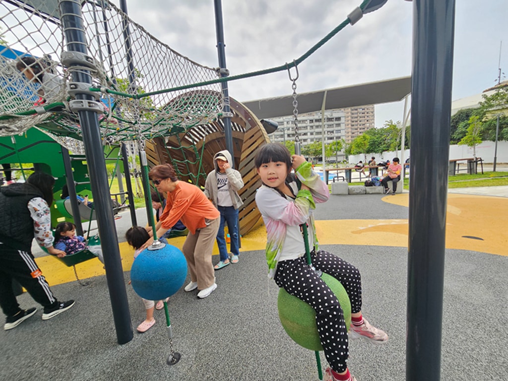 【台中特色公園】豬主題特色遊戲場~北區豬事圓滿公園｜攀爬滑梯＋旋轉盤親子放電好去處｜多功能體健區｜必打卡地標｜臺中美樂地