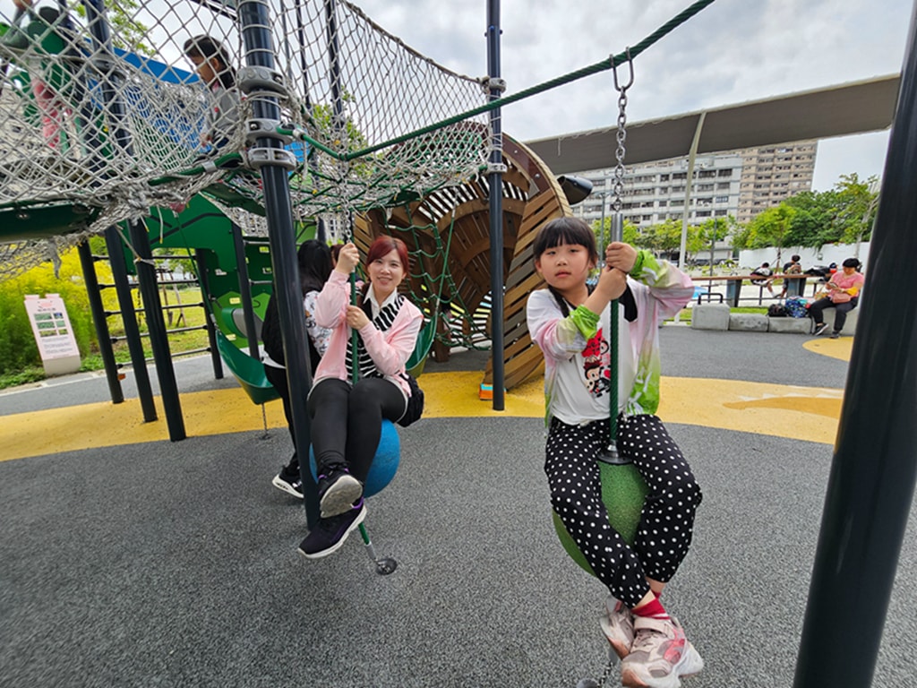 【台中特色公園】豬主題特色遊戲場~北區豬事圓滿公園|攀爬滑梯+旋轉盤親子放電好去處|多功能體健區|必打卡地標|臺中美樂地 - 第26張圖 【台中特色公園】豬主題特色遊戲場~北區豬事圓滿公園|攀爬滑梯+旋轉盤親子放電好去處|多功能體健區|必打卡地標|臺中美樂地