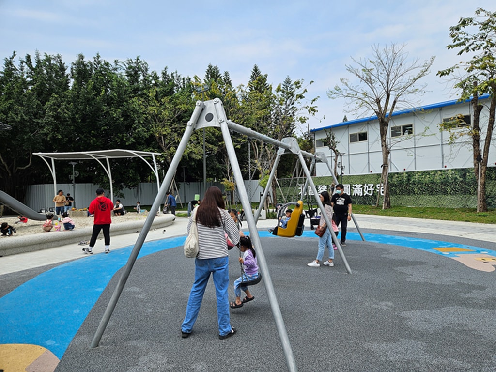 【台中特色公園】豬主題特色遊戲場~北區豬事圓滿公園|攀爬滑梯+旋轉盤親子放電好去處|多功能體健區|必打卡地標|臺中美樂地 - 第27張圖 【台中特色公園】豬主題特色遊戲場~北區豬事圓滿公園|攀爬滑梯+旋轉盤親子放電好去處|多功能體健區|必打卡地標|臺中美樂地