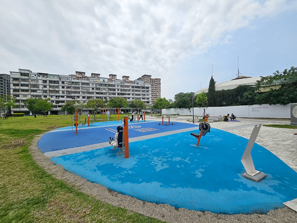 【台中特色公園】豬主題特色遊戲場~北區豬事圓滿公園|攀爬滑梯+旋轉盤親子放電好去處|多功能體健區|必打卡地標|臺中美樂地 - 第28張圖 【台中特色公園】豬主題特色遊戲場~北區豬事圓滿公園|攀爬滑梯+旋轉盤親子放電好去處|多功能體健區|必打卡地標|臺中美樂地