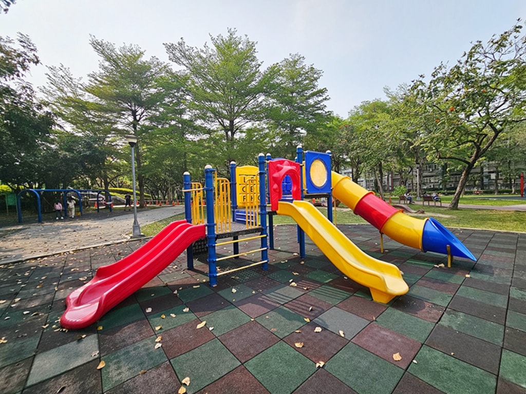 【台中特色公園】彩色溜滑梯遊戲區~南區健康公園｜鳥巢型圓盤鞦韆｜大型攀爬網設施｜臺中美樂地