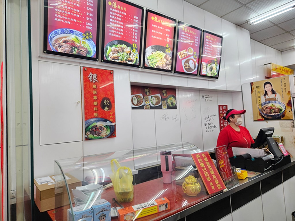 【台中小吃美食】台中南區美食~清一色牛肉麵興大店｜珍珠奶茶喝到飽｜🍛 炸物＋咖哩飯隱藏版吃法