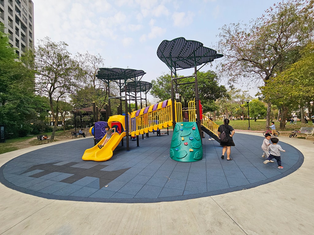 【台中特色公園】複合式主體遊具溜滑梯~南區樹仁公園｜滾木獨木橋遊具｜攀爬網挑戰區｜臺中美樂地