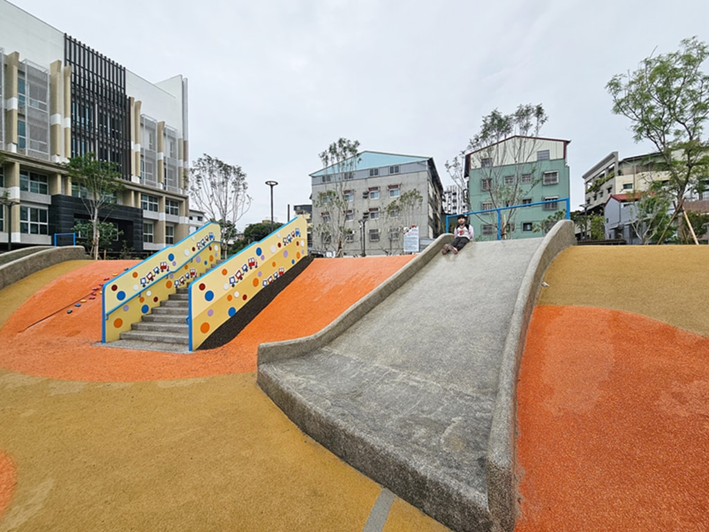 【台中特色公園】迷你鐵道遊戲場~東區公兒30振興公園｜彩色活動地墊＋火車鐵軌主題｜磨石子溜滑梯 & 攀爬牆｜沙坑＆水管涵洞｜臺中美樂地