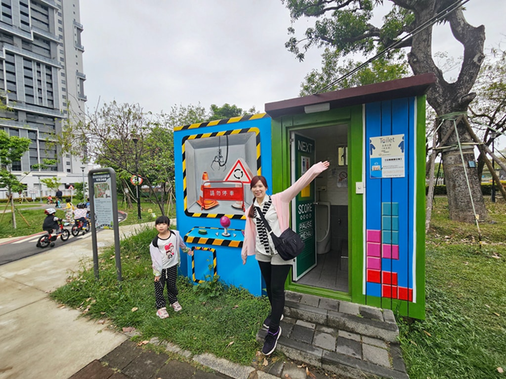 【台中特色公園】交通主題遊戲場 🚦~東區泉源兒童交通公園|🚲 迷你道路系統|大型車視野死角體驗區|旋轉飛椅|臺中美樂地 - 第2張圖 【台中特色公園】交通主題遊戲場 🚦~東區泉源兒童交通公園|🚲 迷你道路系統|大型車視野死角體驗區|旋轉飛椅|臺中美樂地