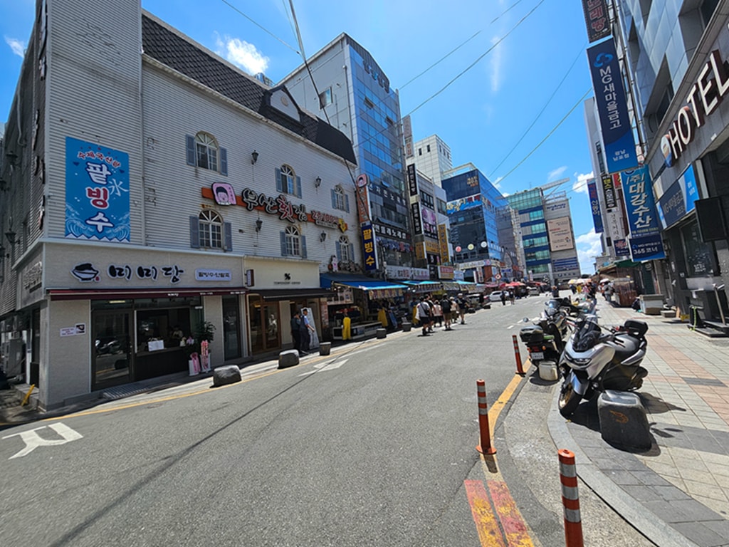 【韓國釜山景點】海港城市最熱鬧的海鮮天堂~釜山札嘎其市場 자갈치시장│彩色雨傘下海鮮市場│活章魚料理│綜合貝類拼盤一次滿足