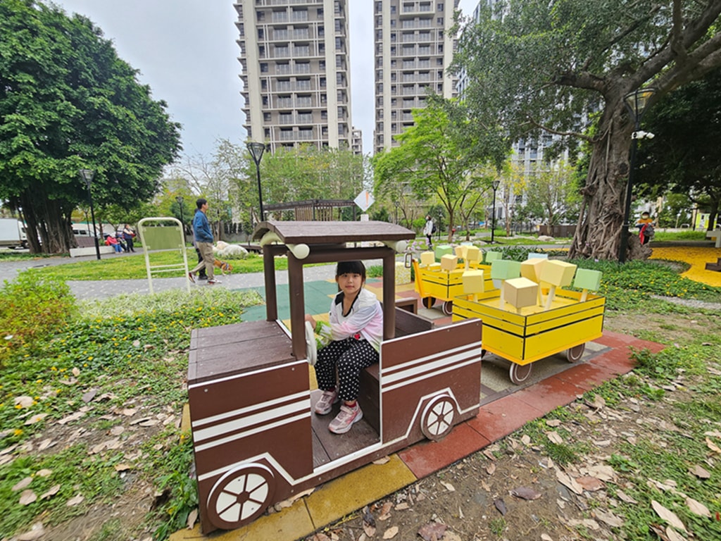 【台中特色公園】糖業故事結合親水景觀~東區蜜糖公園｜糖業小火車遊戲區｜紫嬌花步道｜臺中美樂地
