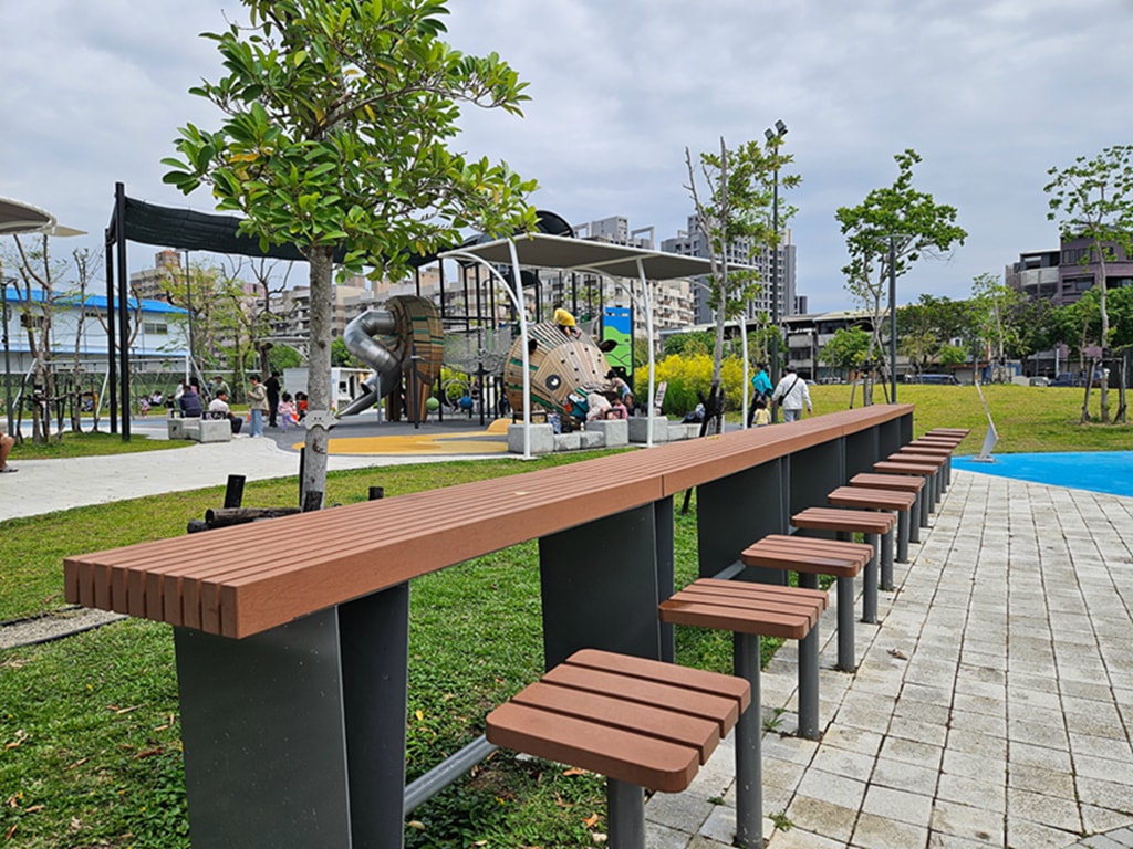 【台中特色公園】豬主題特色遊戲場~北區豬事圓滿公園|攀爬滑梯+旋轉盤親子放電好去處|多功能體健區|必打卡地標|臺中美樂地 - 第29張圖 【台中特色公園】豬主題特色遊戲場~北區豬事圓滿公園|攀爬滑梯+旋轉盤親子放電好去處|多功能體健區|必打卡地標|臺中美樂地