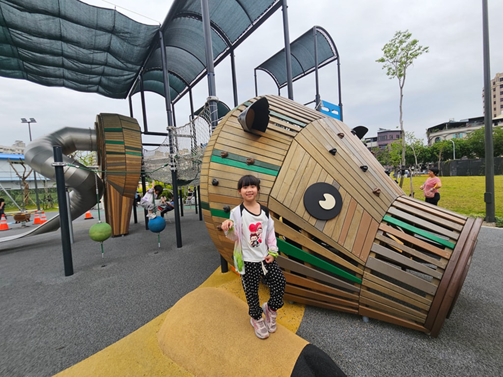 【台中特色公園】豬主題特色遊戲場~北區豬事圓滿公園|攀爬滑梯+旋轉盤親子放電好去處|多功能體健區|必打卡地標|臺中美樂地 - 第32張圖 【台中特色公園】豬主題特色遊戲場~北區豬事圓滿公園|攀爬滑梯+旋轉盤親子放電好去處|多功能體健區|必打卡地標|臺中美樂地