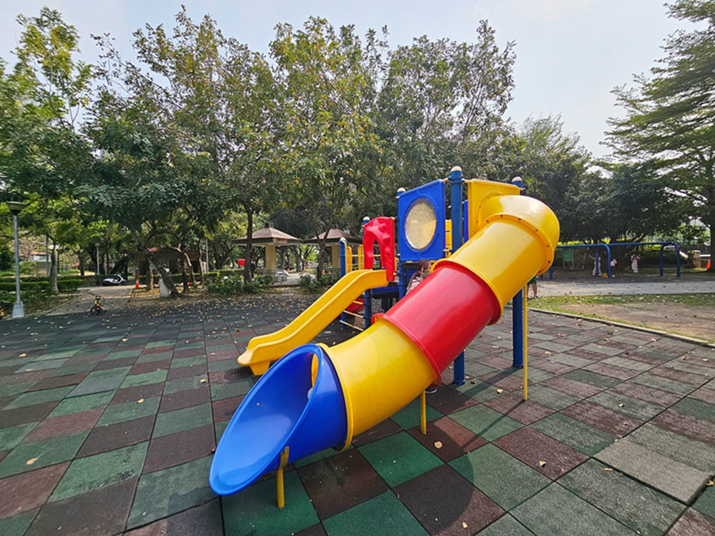 【台中特色公園】彩色溜滑梯遊戲區~南區健康公園｜鳥巢型圓盤鞦韆｜大型攀爬網設施｜臺中美樂地