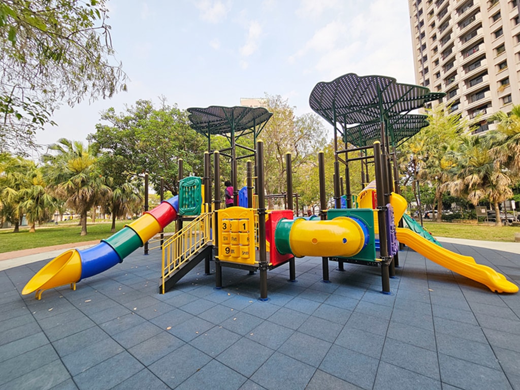 【台中特色公園】複合式主體遊具溜滑梯~南區樹仁公園｜滾木獨木橋遊具｜攀爬網挑戰區｜臺中美樂地