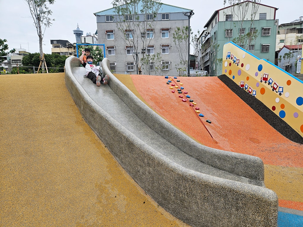 【台中特色公園】迷你鐵道遊戲場~東區公兒30振興公園｜彩色活動地墊＋火車鐵軌主題｜磨石子溜滑梯 & 攀爬牆｜沙坑＆水管涵洞｜臺中美樂地