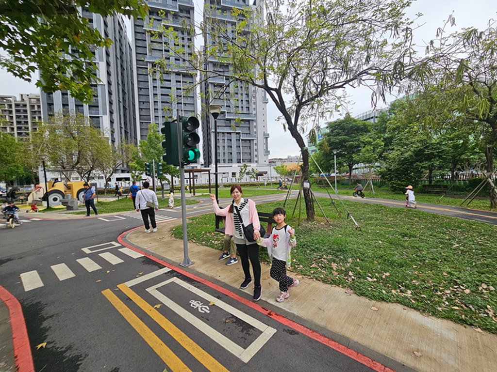【台中特色公園】交通主題遊戲場 🚦~東區泉源兒童交通公園｜🚲 迷你道路系統｜大型車視野死角體驗區｜旋轉飛椅｜臺中美樂地