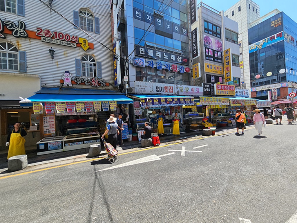 【韓國釜山景點】海港城市最熱鬧的海鮮天堂~釜山札嘎其市場 자갈치시장│彩色雨傘下海鮮市場│活章魚料理│綜合貝類拼盤一次滿足