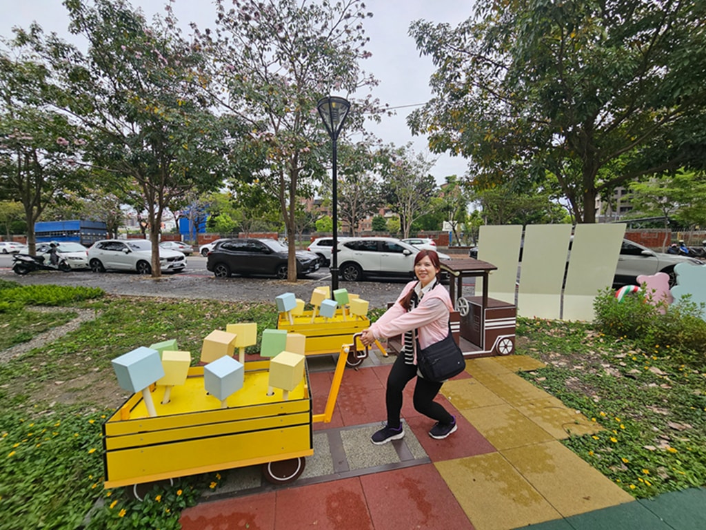 【台中特色公園】糖業故事結合親水景觀~東區蜜糖公園|糖業小火車遊戲區|紫嬌花步道|臺中美樂地 - 第3張圖 【台中特色公園】糖業故事結合親水景觀~東區蜜糖公園|糖業小火車遊戲區|紫嬌花步道|臺中美樂地