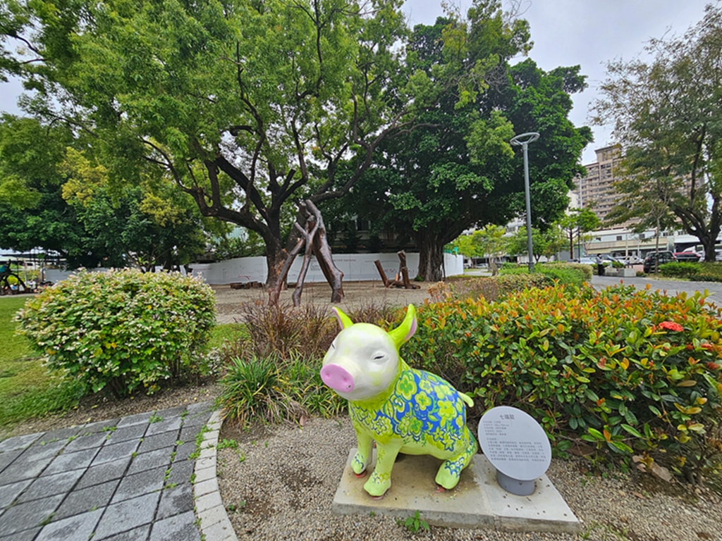 【台中特色公園】豬主題特色遊戲場~北區豬事圓滿公園|攀爬滑梯+旋轉盤親子放電好去處|多功能體健區|必打卡地標|臺中美樂地 - 第3張圖 【台中特色公園】豬主題特色遊戲場~北區豬事圓滿公園|攀爬滑梯+旋轉盤親子放電好去處|多功能體健區|必打卡地標|臺中美樂地