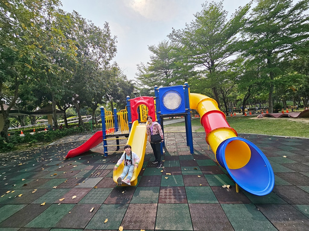【台中特色公園】彩色溜滑梯遊戲區~南區健康公園｜鳥巢型圓盤鞦韆｜大型攀爬網設施｜臺中美樂地