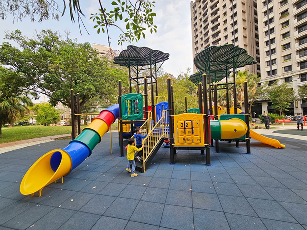 【台中特色公園】複合式主體遊具溜滑梯~南區樹仁公園｜滾木獨木橋遊具｜攀爬網挑戰區｜臺中美樂地
