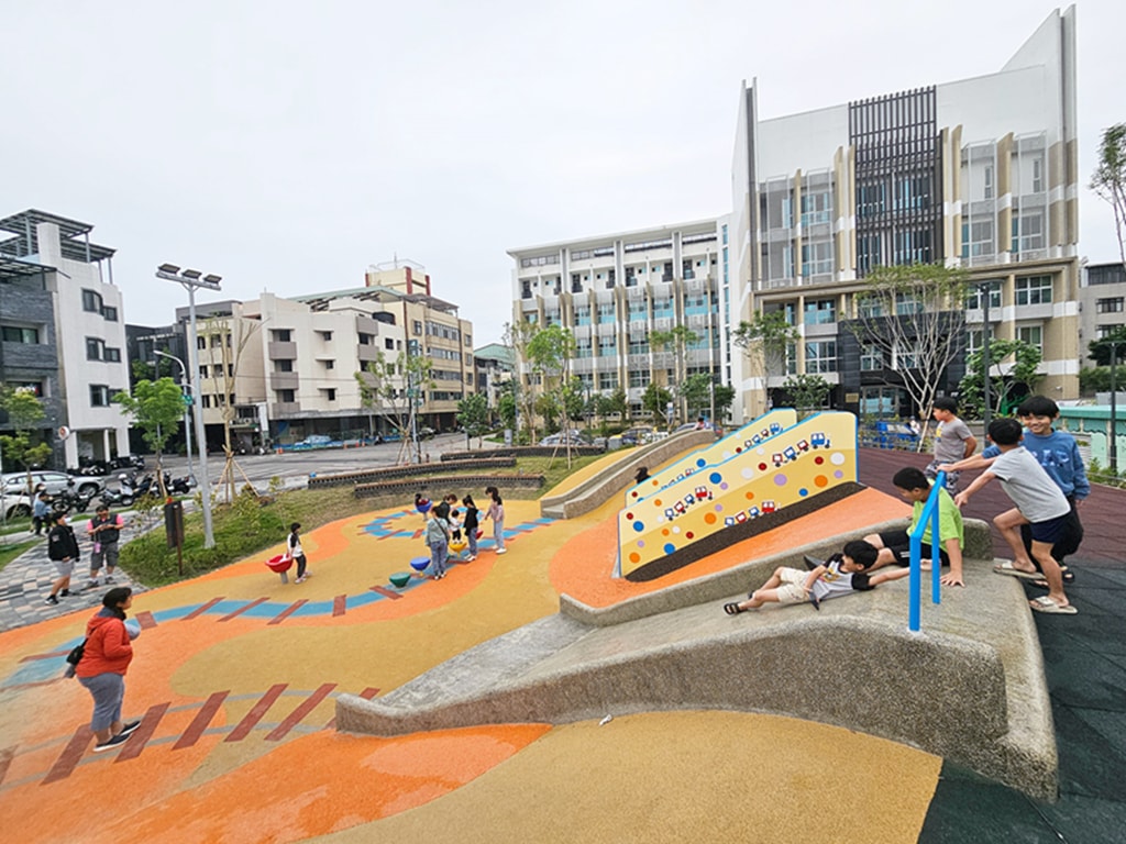 【台中特色公園】迷你鐵道遊戲場~東區公兒30振興公園｜彩色活動地墊＋火車鐵軌主題｜磨石子溜滑梯 & 攀爬牆｜沙坑＆水管涵洞｜臺中美樂地