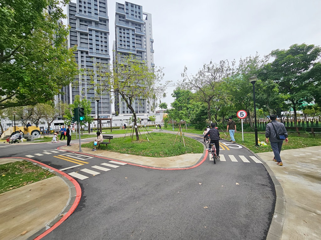 【台中特色公園】交通主題遊戲場 🚦~東區泉源兒童交通公園｜🚲 迷你道路系統｜大型車視野死角體驗區｜旋轉飛椅｜臺中美樂地