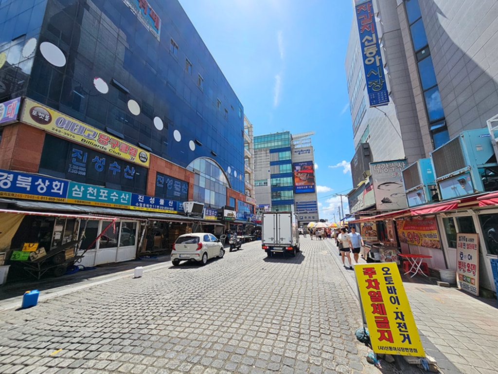 【韓國釜山景點】海港城市最熱鬧的海鮮天堂~釜山札嘎其市場 자갈치시장│彩色雨傘下海鮮市場│活章魚料理│綜合貝類拼盤一次滿足 - 第4張圖 【韓國釜山景點】海港城市最熱鬧的海鮮天堂~釜山札嘎其市場 자갈치시장│彩色雨傘下海鮮市場│活章魚料理│綜合貝類拼盤一次滿足