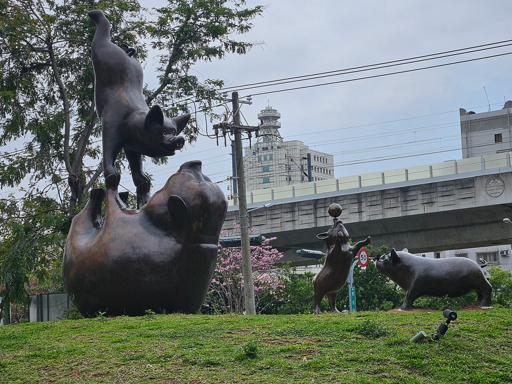 【台中特色公園】豬主題特色遊戲場~北區豬事圓滿公園|攀爬滑梯+旋轉盤親子放電好去處|多功能體健區|必打卡地標|臺中美樂地 - 第4張圖 【台中特色公園】豬主題特色遊戲場~北區豬事圓滿公園|攀爬滑梯+旋轉盤親子放電好去處|多功能體健區|必打卡地標|臺中美樂地