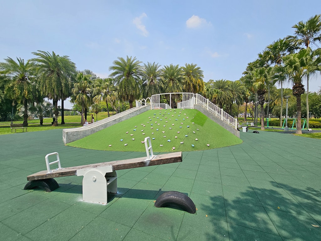 【台中特色公園】綠色山丘遊戲場~東區東峰公園|🌴 椰林步道|鳥巢鞦韆|臺中美樂地 - 第5張圖 【台中特色公園】綠色山丘遊戲場~東區東峰公園|🌴 椰林步道|鳥巢鞦韆|臺中美樂地